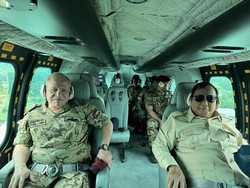 Momen Full Senyum Prabowo Bareng Raja Yordania Naik Heli Kepresidenan