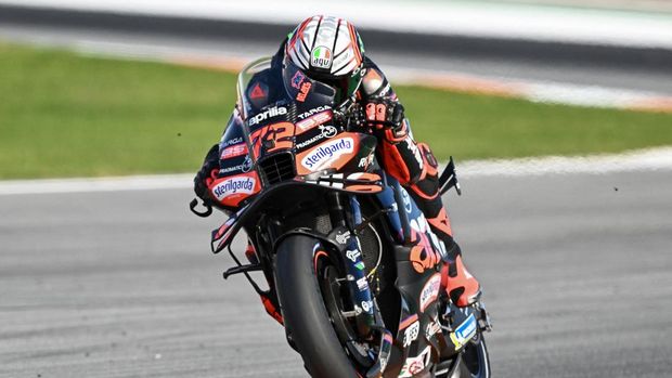 Aprilia Racing team's Italian MotoGP rider Marco Bezzecchi competes in the Q2 qualifying session ahead of the MotoGP Valencia Grand Prix at the Ricardo Tormo racetrack in Cheste on November 15, 2025. (Photo by Jose Jordan / AFP)