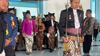 Momen Raja Baru Keraton Solo PB XIV Purbaya Saat Keluar dari Keraton