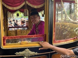 Senyum Lebar PB XIV Purbaya di Dalam Kereta Garuda Kencana Usai Jumenengan