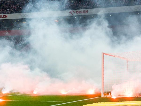 Hujan Flare di Laga Polandia Vs Belanda