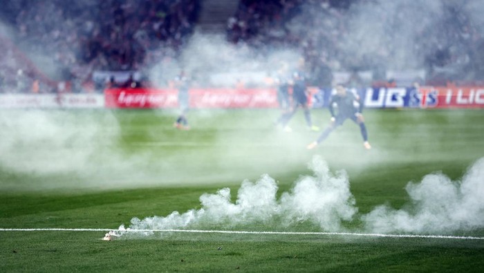 WARSAW - Fireworks on the pitch during the World Cup qualifier between Poland and the Netherlands at the PGE Narodowy Stadium on November 14, 2025, in Warsaw, Poland. ANP KOEN VAN WEEL (Photo by ANP via Getty Images)