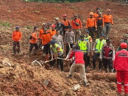 Polda Jateng dan Polresta Cilacap All Out Cari Korban Longsor Cibeunying