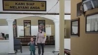 Viral Anggota Polsek Parung Bogor Rawat Anak Hilang hingga Bertemu Keluarganya