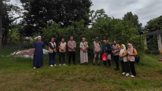 Polsek Parung mengantarkan anak yang hilang kembali ke orang tuanya.