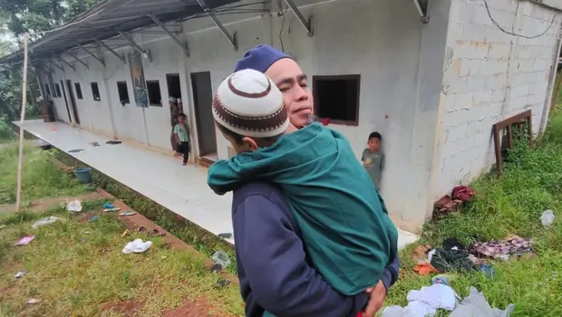 Polsek Parung mengantarkan anak yang hilang kembali ke orang tuanya.