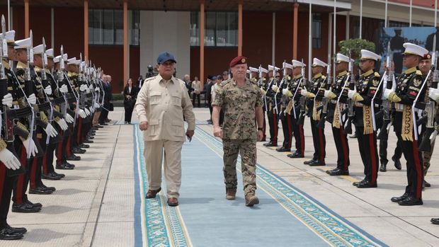Presiden Prabowo Subianto mengantarkan langsung Raja Kerajaan Yordania Hasyimiah, Raja Abdullah II ibn Al Hussein, meninggalkan Indonesia untuk melanjutkan kunjungan ke Pakistan, Sabtu (15/11/2025).