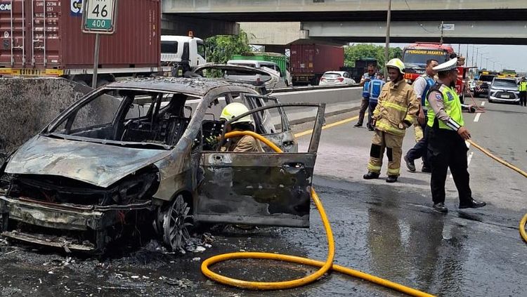 Honda Jazz Terbakar di Tol JORR, Pengemudi Panik Bersembunyi di Bawah Jembatan
