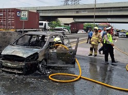 Mobil Honda Jazz Terbakar di Tol JORR, Pengemudi Lari ke Bawah Jembatan