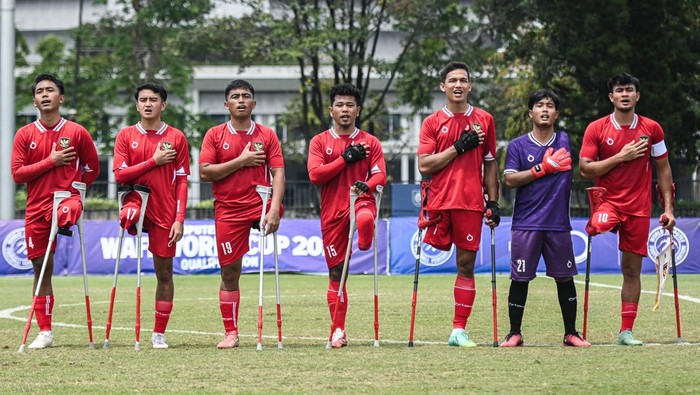 Pesepak bola Timnas Amputasi Indonesia Agung Rizki Satria (kedua kiri) menendang bola diadang penjaga gawang Timnas Amputasi Suriah Raslan (kanan) dalam pertandingan fase grup Kualifikasi Piala Dunia Sepak Bola Amputasi 2026 Zona Asia di Lapangan ABC, Kompleks GBK, Senayan, Jakarta, Sabtu (15/11/2025). Timnas Sepak Bola Amputasi Indonesia mendapatkan peringkat kelima dalam ajang tersebut usai menang atas Timnas Sepak Bola Amputasi Suriah dengan skor 4-0. ANTARA FOTO/Sulthony Hasanuddin.