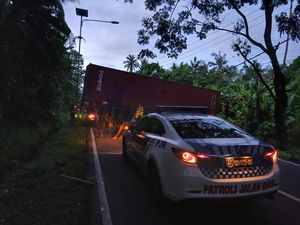 Truk Kontainer Tutup Badan Jalan, Jalur Denpasar-Gilimanuk Macet Total