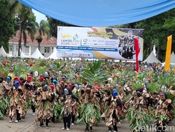 Tari Kolosal Tuping 12 Wajah di Lamsel Fest 2025 Pecahkan Rekor MURI