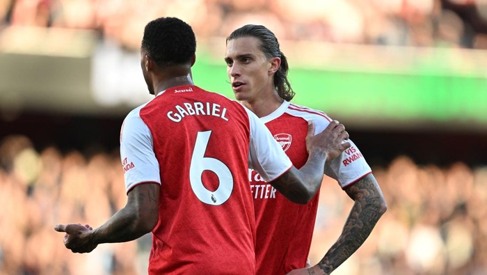 LONDON, ENGLAND - SEPTEMBER 21: Gabriel of Arsenal speaks to team mate Riccardo Calafiori during the Premier League match between Arsenal and Manchester City at Emirates Stadium on September 21, 2025 in London, England. (Photo by Stuart MacFarlane/Arsenal FC via Getty Images)