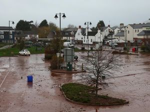 Badai Claudia Hantam Wales, Lumpur Tutupi Jalan dan Tempat Parkir