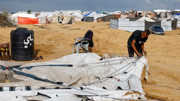 Di Tengah Badai, Warga Palestina Bertahan Memperbaiki Tenda yang Rusak