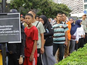 Diserbu Warga, 250 Kartu Layanan Gratis Ludes di Car Free Day Jakarta