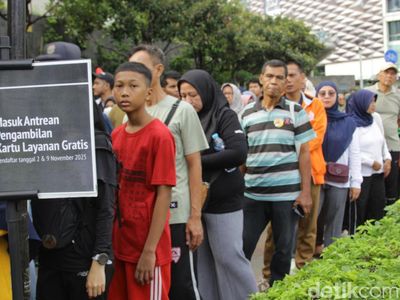 Diserbu Warga, 250 Kartu Layanan Gratis Ludes di Car Free Day Jakarta