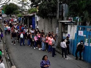 Ekuador Gelar Referendum soal Pangkalan Militer Asing dan Konstitusi Baru