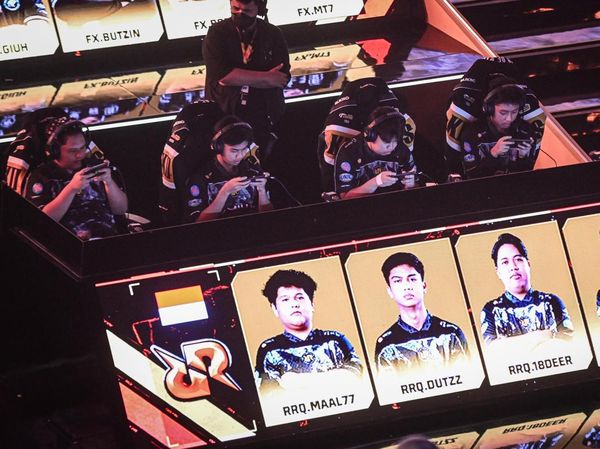 FFWS 2025 Memanas, Evos Divine dan RRQ Kazu Hadapi 10 Tim Dunia di Indonesia Arena