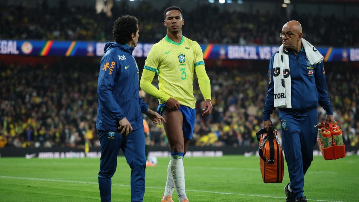 Bek Arsenal Gabriel Magalhaes cedera saat memperkuat timnas Brasil (Foto: REUTERS/Isabel Infantes)