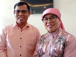 Lebaran H Faisal dan Istri Ziarah ke Makam Vanessa Angel-Bibi