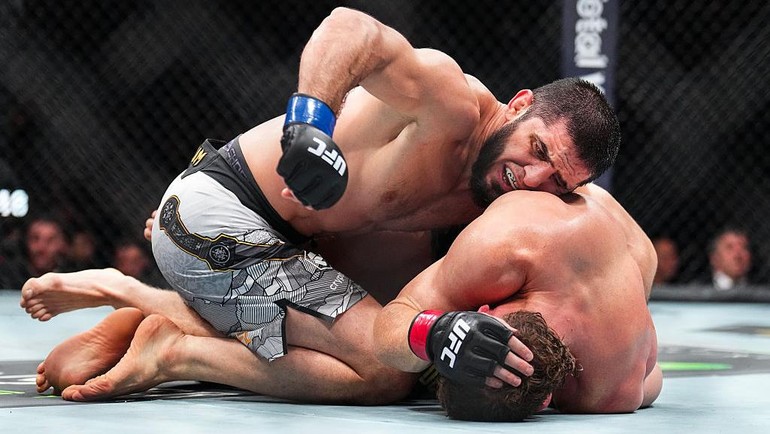 Islam Makhachev kalahkan Jack Della Maddalena pada UFC 322. Islam menang unanimous decision, ketiga juri berikan skor 50-49 (Zuffa LLC/Chris Unger)