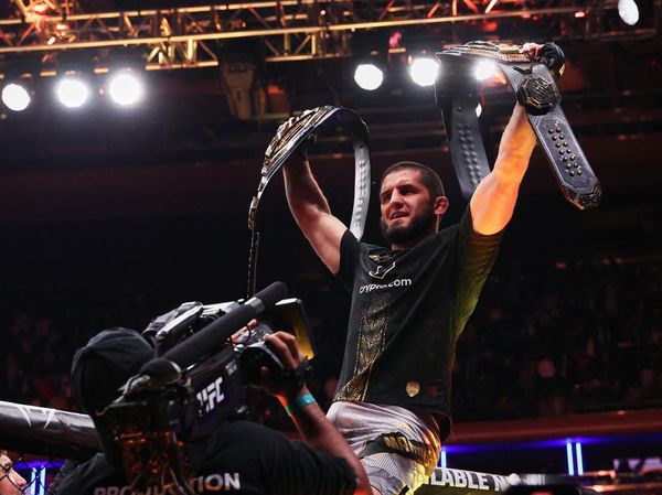 Islam Makhachev Pecahkan Sejarah! Rebut Sabuk Welter dan Jadi Raja Dua Divisi di UFC 322