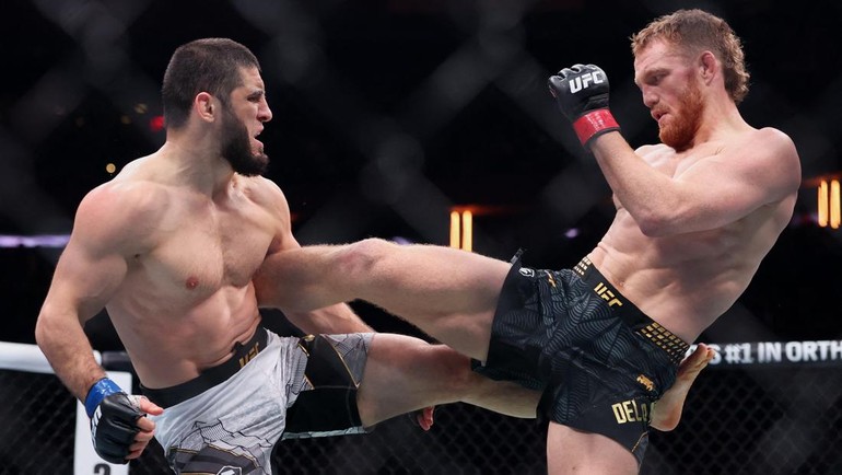 Kemenangan ini menandai pencapaian monumental: Makhachev kini memegang dua sabuk juara, Lightweight dan Welterweight, menjadikannya petarung ke-11 dalam sejarah UFC yang berhasil menguasai dua divisi berbeda. Selain itu, ia menyamai rekor legenda Anderson Silva dengan 16 kemenangan beruntun di Octagon — sebuah pencapaian yang hanya dicapai oleh segelintir petarung elite. Reuters Connect/Ed Mulholland