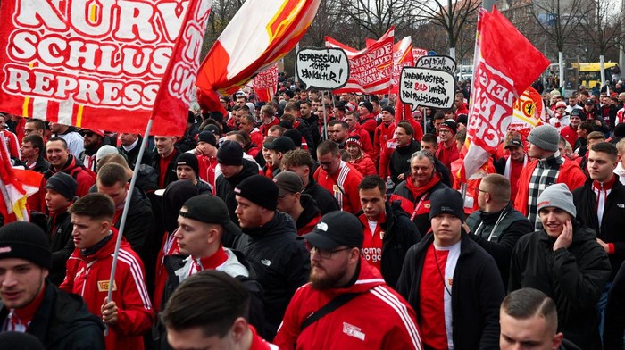 Sehari menjelang laga kualifikasi Piala Dunia antara Jerman dan Slovakia, ratusan penggemar sepak bola Jerman menggelar aksi protes di pusat kota Leipzig, Minggu (16/11/2025). Aksi ini digelar sebagai bentuk penolakan terhadap pengetatan langkah-langkah keamanan yang diberlakukan oleh menteri dalam negeri negara bagian. REUTERS/Christian Mang