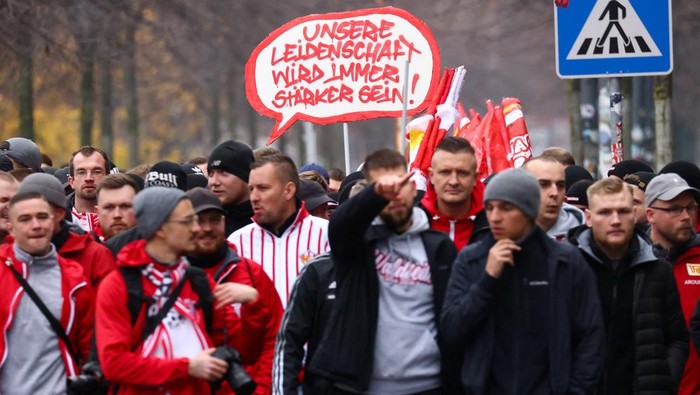 Sehari menjelang laga kualifikasi Piala Dunia antara Jerman dan Slovakia, ratusan penggemar sepak bola Jerman menggelar aksi protes di pusat kota Leipzig, Minggu (16/11/2025). Aksi ini digelar sebagai bentuk penolakan terhadap pengetatan langkah-langkah keamanan yang diberlakukan oleh menteri dalam negeri negara bagian. REUTERS/Christian Mang