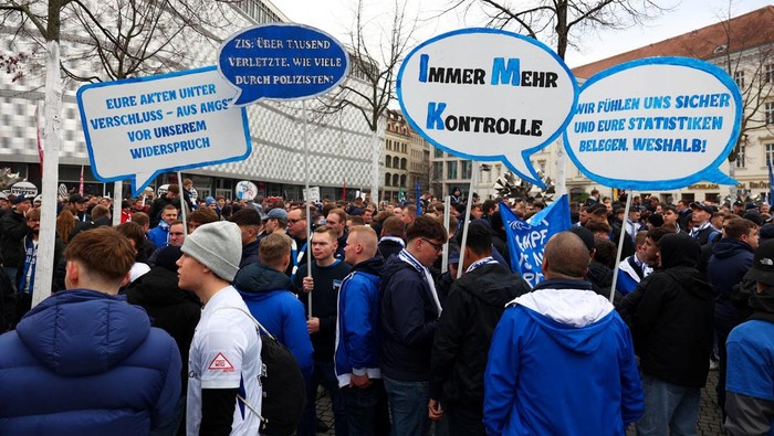 Sehari menjelang laga kualifikasi Piala Dunia antara Jerman dan Slovakia, ratusan penggemar sepak bola Jerman menggelar aksi protes di pusat kota Leipzig, Minggu (16/11/2025). Aksi ini digelar sebagai bentuk penolakan terhadap pengetatan langkah-langkah keamanan yang diberlakukan oleh menteri dalam negeri negara bagian. REUTERS/Christian Mang