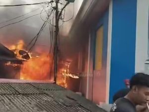 Kebakaran Puluhan Rumah di Jatipulo Jakbar Diduga Akibat Korsleting