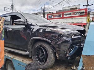 Fortuner Tabrak Angkot di Sukabumi, 3 Orang Dikabarkan Terluka