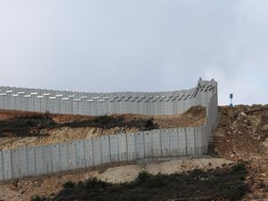 Israel Bangun Tembok Beton di Perbatasan Selatan, Lewati Garis Biru PBB