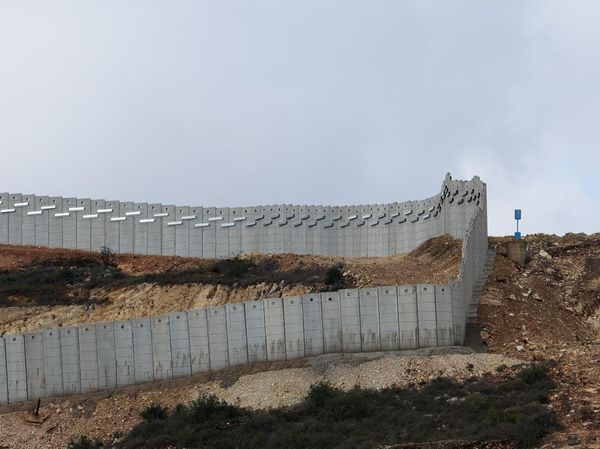 Israel Bangun Tembok Beton di Perbatasan Selatan, Lewati Garis Biru PBB