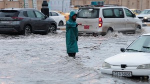 Mosul Lumpuh Diterjang Banjir, Petugas Kerahkan Segala Upaya Selamatkan Kendaraan