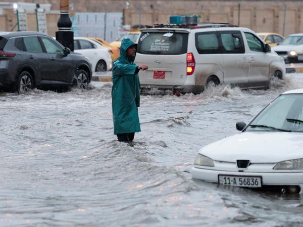 Mosul Lumpuh Diterjang Banjir, Petugas Kerahkan Segala Upaya Selamatkan Kendaraan