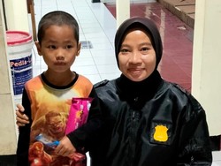 Kisah Bripka Ririn dan Santri Cilik yang Rindu pada Orang Tua