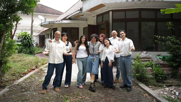 Omara Ajak Prilly Latuconsina Foto Bareng Keluarga di Rumah Penuh Kenangan