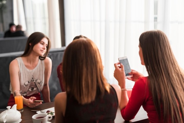 Orang dengan kepribadian introvert sering merasa lelah setelah berinteraksi sosial dalam waktu lama/Foto: Freepik Ekspresi introvert seperti “Saya rasa saya harus keluar” muncul ketika energi sosial mulai terkuras. Mereka membutuhkan waktu sendiri untuk memulihkan diri dari kelelahan mental akibat interaksi panjang. Tindakan ini bukan karena marah, melainkan bentuk perlindungan terhadap diri sendiri.