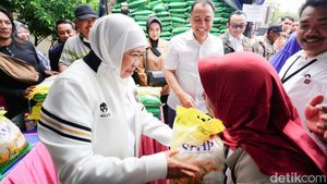 Pasar Murah di Surabaya Diserbu Emak-emak