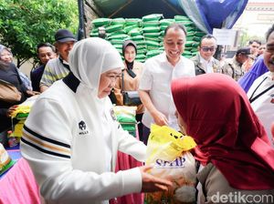 Pasar Murah di Surabaya Diserbu Emak-emak