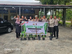 Jelang Hari Pohon Nasional, Polisi dan Pelajar di Dumai Tanam Durian-Matoa