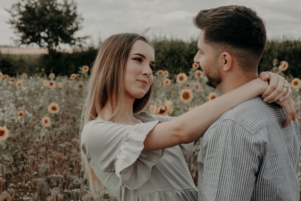 Perilaku lovebombing yang sering muncul melalui perhatian dan kasih sayang yang diberikan secara berlebihan sejak awal hubungan sering kali menjadi bagian dari tanda bahaya hubungan/Foto: Unsplash/Elisa Photography Kecenderungan memberikan pujian, hadiah, dan perhatian berlebihan dapat menjadi bagian dari pola lovebombing. Pendekatan semacam ini sering digunakan untuk memperoleh kendali emosional. Hal ini termasuk dalam tanda bahaya hubungan.