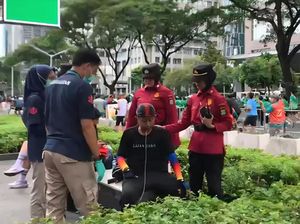 Respons Cepat Personel Polda Metro Bantu Pesepeda Sesak Saat CFD Jakarta