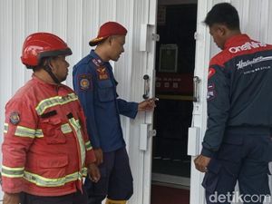 Damkar Ciamis Diminta Buka Rolling Door Minimarket yang Macet