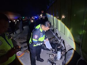 Motor Tabrak Truk yang Antre BBM di SPBU Palembang, 2 Orang Tewas