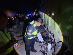 Motor Tabrak Truk yang Antre BBM di SPBU Palembang, 2 Orang Tewas