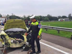 Porsche Pecah Ban Oleng Lalu Tabrak Guardrail di Tol Paspro
