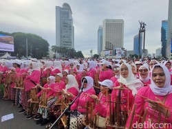 Ribuan Lansia Serba Pink Main Angklung Massal Bikin CFD Bundaran HI Meriah